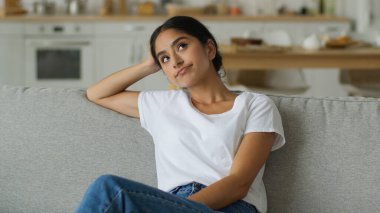 Sıkıcı, üzgün, hayal kırıklığına uğramış düşünmekten sıkılmış, sıkılmış, düşünceli, düşünceli, düşünceli, Hintli, Hintli, kadın Arap, kanepe sorunu yaşayan, kafası karışmış, kafası karışmış, tereddütlü,