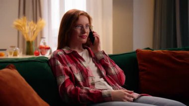 Kafkasyalı kadın genç kız evinde, elinde cep telefonu olan koltuğu gevşetiyor. İletişim kuruyor, arkadaş arıyor, telefonla konuşuyor, akıllı telefonlardan konuşuyor, gülümsüyor, mutlu sohbetler ediyor.