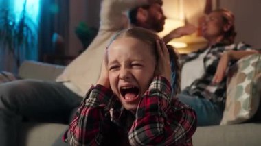 Ürkütücü beyaz kız çocuk elleri kulakları kesik kurban ebeveynler kavga ediyor aile içi şiddet, baba agresif kadın.