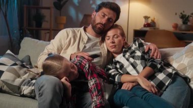 Yorgun, uykulu, yorgun, yorgun, Kafkasyalı, anne, kadın, baba, çocuk, kız, gece yarısı, oturma odasındaki rahat koltukta uyukluyor.