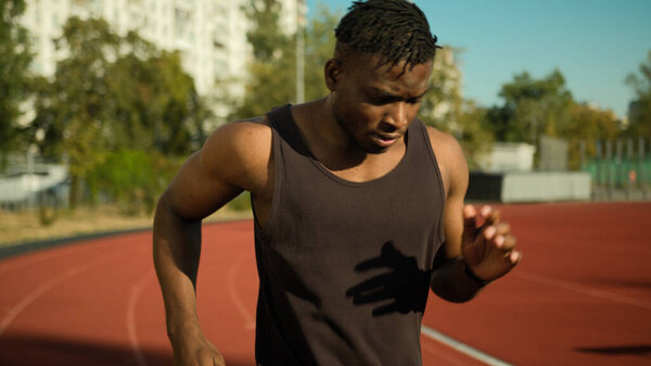 Мотивированный спортсмен бегун бегун бегун афро-американский спортсмен бег трусцой на ипподроме городской стадион за пределами активного здорового спортсмена бегать бег на открытом воздухе тренировки выносливость кардио упражнения