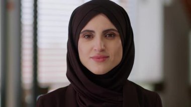 İçerideki kadın portresi Müslüman Arap iş kadını etnik kız İslami tesettüre olumlu yüz gülümsemesi kamera güzelliği görünümlü iş kadını sağlık sigortası danışmanlığı