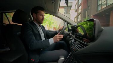 Heyecanlı, mutlu, beyaz, erkek, şoför, işadamı, alıcı, modern elektrikli arabanın içinde oturmuş, yeni bir otomobil çeki satın alıyor.