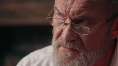 Yüzünüzü kapatın. Düşünceli, düşünceli, yaşlı, kırışık, beyaz gözlüklü, işadamı derin düşüncelere dalan yaşlı, olgun işçi, erkek çözümlü, sağlık sigortası işini anımsıyor.
