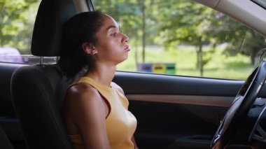 Stresli Afro-Amerikalı kadın kadın araba sürücüsü direksiyona yaslanıyor direksiyon ağrısı trafik kazası, otomobil şehir kızı umutsuzluk bayan iş kadını taşıma aracı sorunu