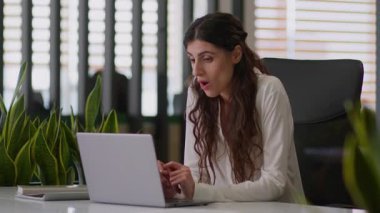 Şaşırmış iş kadını mutlu Kafkasyalı kadın girişimci ofis bilgisayarında çalışan bayan işvereni şok etti bilgisayar emaili okuyan kadın işvereni inanılmaz bir haber şaşkınlığı kazandı