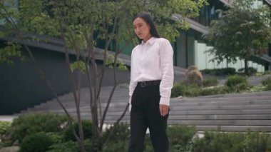 Üzgün Asyalı Çinli Japon kadın yürümeye devam ediyor... kafa problemi yaşıyor... iflas etmiş kadın iş kadını... şehir sorunları... zor iş... iş hayatı... dışarıda hayal kırıklığına uğramış iş hayatı...