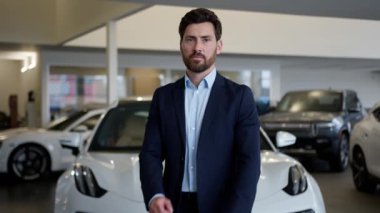 Kendine güvenen beyaz adam silah yöneticisi danışman danışman danışman galerici araba galerisi araba galerisi araba galerisi erkek iş adamı pozu mağaza satış temsilcisi adam nakliye salonu