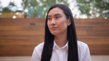 Asyalı Koreli Çinli bir Japon kadın, gülümseyen düşüncelerden uzak duruyor. Çalışan öğrenci yöneticisi, düşünceli bir kız, dışarıda iş kadını hayali kuruyor.