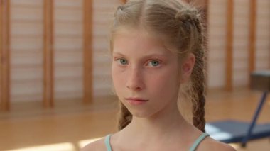 Okul eğitimi öğrencisi portresi üzgün, küçük kız çocuğu, öğrenci kız öğrenci, beden eğitimi, spor salonu, spor salonu, sorun, taciz, hayal kırıklığı, hayal kırıklığı, hayal kırıklığı.