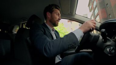 Kafkasyalı adam şoke oldu. Şaşırmış şoför, yeni elektrikli araba kullanıyor. Lüks otomobil kullanıyor, mutlu iş adamı.