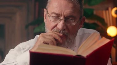 Kırış kırış beyaz adam kitap okuyor ders kitabı okuyor yaşlı erkek, yaşlı, emekli, işadamı, profesörlük bürosu kapalı mekanlarda edebiyat kitapları okuyor.