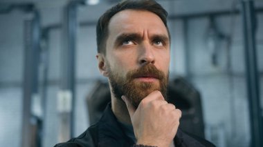 Düşünceli, düşünceli, Kafkasyalı, kafası karışık, erkek, otomobil mühendisi, teknisyen, teknisyen, endüstriyel, üniformalı, düşünceli bir adam.