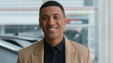 Afro-Amerikan erkek, etnik erkek, satıcı, galeride satıcı, mutlu iş adamı, müşteri, şoför, müşteri, kiralık, gülümseyen, dişlek bir portre satın alıyor.