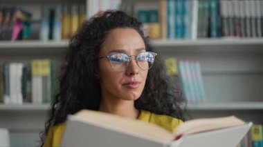 Latin Arap kadın kitap kitabı, dedektif romanı, kitap kitabı, kitap, kitap, kitap, kitap, kitap, kitap, kitap, edebiyat, gözlük.