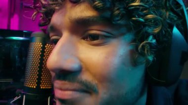 Arap Latin Amerikalı, bilgisayar oyunu siber sporu oynayan, bilgisayar oyunu siber sporcusu, kulaklıklı üzgün adam, vlogger etkisinde, stres, e-spor sorunu online olarak kaybedildi.