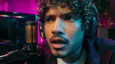 Latin Arap erkek akış gecesi endişeli erkek oyun flaması kaygılı mikrofon bilgisayarı çevrimiçi yayın yapan oyuncu konuşan kulaklıklar mikrofon etkili oyuncu oyuncu siber sporcu çocuk