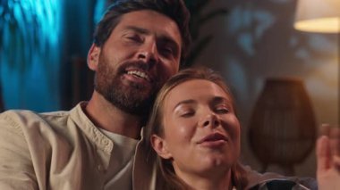 Sevgi dolu çift evde rahatlıyor mutlu Kafkas aile eşi kanepeye sarılıyor kadın erkek adam rüya görüyor şefkatli ilişkiler kuruyor evlilik gecesi romantik hafta sonu
