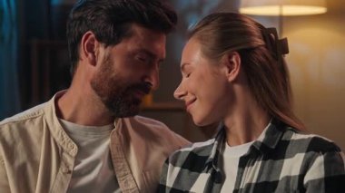 Mutlu Kafkasyalı romantik çift kucaklaşırken alınları gülümsüyor sevgi dolu bir aşk anı evdeki aşk anı şefkatli bir ilişki kadın kız arkadaş sevgilisiyle yeni evliler ailesiyle yüzleşiyor