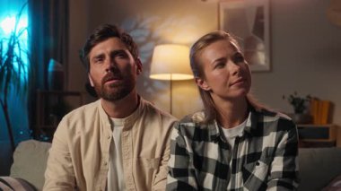 Düşünceli bir kadın, evli bir çiftin akşam evde olduğunu düşünüyor. Kafkasyalı bir aile kocası, düşünceli bir eş. Mutlu bir kız seç.