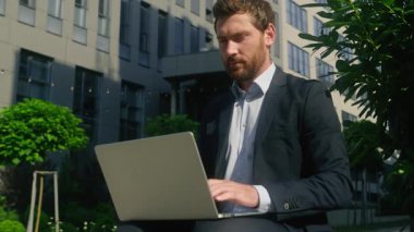 Şehirdeki Wi-Fi 'da uzak bir bilgisayarda çalışan ciddi meşgul bir işçi erkek işveren iş dünyası işi internet şirketi sohbet eden pazarlamacı adam.