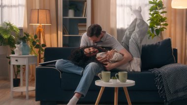 Kafkasyalı erkek koca erkek arkadaş, evde İspanyol kadın kız arkadaş, oda arkadaşı, kanepe de erkek düşkünü kadına sarılmak, ev sigortasına yalan söyleyerek gülüp eğlenmek.