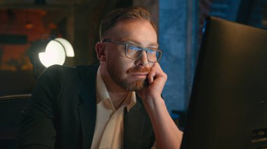 Geç saatlere kadar çalışmaktan yorgun düşmüş sıkıcı iş adamı, Kafkasyalı işadamı işvereni, bilgisayar daktilosu, erkek çalışanı, karanlık gece ofisinde fazla mesai, uykusuzluk zamanı.