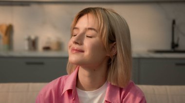 Kapalı portre sükuneti, gülümseyen Kafkasyalı genç kız öğrenci bayan bayan ev sahibi ev sahibi ev sahibi ev kiracısı ev kiracısı ev ödevi kredisi hayalleri kurarak rahatlıyor.