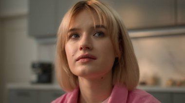 Kapalı bir portre. Ciddi bir şekilde derin derin düşünüyorum. Yalnız, yalnız, düşünceli, hamile, sorunlu, sağlıklı.