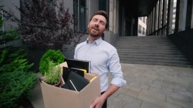 Şen şakrak, güler yüzlü, iş adamı olarak gezen, işten ayrılan, işten çıkarılan, işten çıkarılan, işten çıkarılan, işten çıkarılan, işe giden, işe giden, işe giden, işe giden, işe giden herkes.