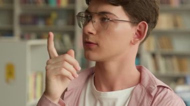 Okulun kütüphanesinde portre çekilirken zor kararlar vermek konusunda tereddütlüydü. Kafkas öğrenci cevap arıyordu. Parmaklarıyla sayıyordu.