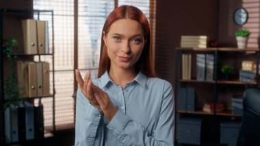 Şirket müdürünün portresi profesyonel patron lider kız iş kadını kameraman bayan iş kadını içeride el çırpıyor alkışları alkışlıyor