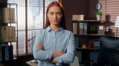 Kafkasyalı, beyaz, iş kadını, kadın, iş kadını, işkadını, girişimci, şirket yöneticisi, banka danışmanı el ele tutuşup göğüs güvenine sarılmış ve kameraya bakıyordu.