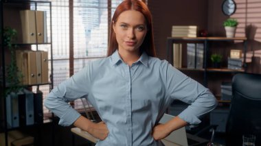 Kafkasyalı, beyaz, iş kadını, kadın, işkadını, işkadını, ofis çalışanı, otoriter, hoşnutsuz, el ele, akimbo, güç, kamera karşısında güven.