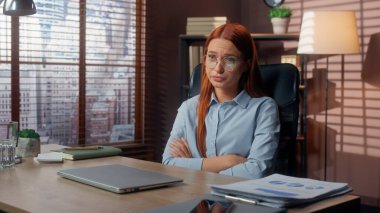 Öfkeli, öfkeli, sorunlu şirketin CEO 'su öfke tatmin olamamış. Bilgisayarı kapat. Ofis işkadını Kafkasyalı iş kadını kadın masada oturuyor.