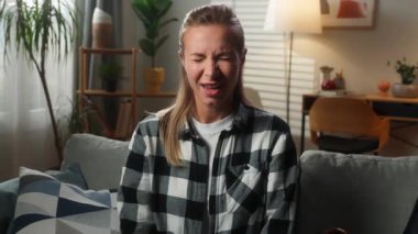 Ev probleminin portresi agresif panik atak sinirli sinirli sinirli sinirli sinirli Kafkasyalı kadın kadın kadın iflas bayanı boşanma çığlık çığlığa kameraya bakarak öfke çığlığa bağırıyor