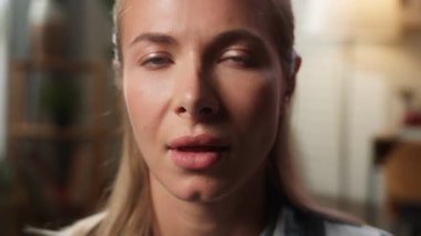 Evdeki portre depresyondaydı. Kötü ruh hali sorunu, beyaz kadın kadın kadın kadın iflasını, boşanma krizini, istenmeyen hamilelik stresini, kamera hastalığına bakması, üzücü bir sorun.