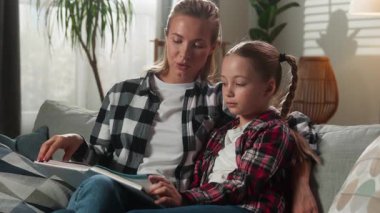 Beyaz bir aile evde oturmuş, mutlu bir şekilde konuşuyor. Anne, güzel bir velayet kızıyla konuşuyor. Çocuk evlat ediniyor.