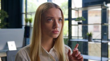 Beyaz, genç, 20 'li yaşlarda, zeki, bayan öğrenci, çene tutarak yaratıcı fikir, iş kadını, kadın işkadını, yönetici, ofiste zor bir soru sorulduğunu düşünüyor.