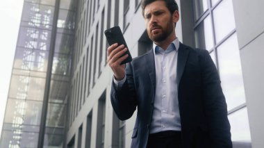 Duygusal üzüntü, kafkasyalı, orta yaşlı, yetişkin, erkek, iş adamı, iş adamı, girişimci başarısızlığı sorunlu, cep telefonunu kaybetti, şehirdeki akıllı telefonu kaybetti.