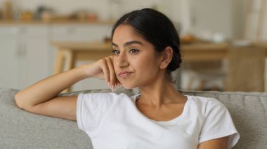 Hüzünlü, endişeli, sıkıcı, şaşkın, kafası karışık, Hintli kadın, endişeli, Arap bayan yorgun, yüksek sıcaklıkta iklim kontrolü sorunu ev kredisi sigortası sorununda çözüm düşünüyor.