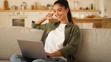 Ev kanepede serbest çalışan kullanıcı iyi sınavlar alıyor. İnternette Hintli kadın Arap kadın bilgisayarlı zafer bilgisayarını kullanarak bilgisayar zaferini kazanıyor. Sanal oyun kazanma mutluluğunu kutluyoruz.