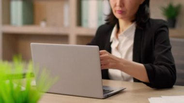 Asyalı yorgun iş kadını ofis masasında yorgun bir kız. Yönetici kadın. Aşırı çalışan Koreli iş kadını. Japon girişimci.