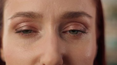 Kapalı kapılar ardında beyaz iş kadını gülümseyen kadın işveren kadın güzel gözler açık kirpikleri kameraya bakıyor sağlık sağlık görüşü diş hekimi gülümseme portresi