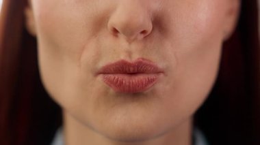 Ağzını kapat. Şok olmuş beyaz iş kadını. Şok olmuş iş kadını. Duygu ifadesi.