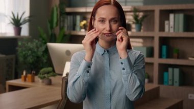 Beyaz tenli, güler yüzlü, öğretmen, iş kadını, gözlüklü, stil sahibi, iş kadını, mutlu, kameraya bakan bir kız.