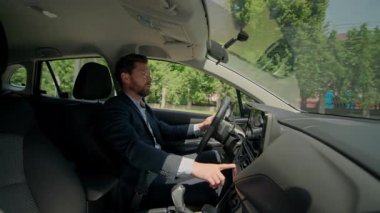 Memnun olmayan iş adamı Kafkasyalı işadamı araba sahibi direksiyon başında elektrikli taşımacılık trafiği trafik sıkışıklığı şehir otomobilinde gergin erkek sürücü sorunu araba kazası