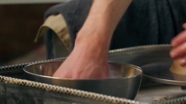 Zanaatkar ıslak eller killi çömlekçi, dönen çanak çömlek atölyesi atölyesi, erkek tencere ustası, seramik üreten, şekil veren, çamur ressamı, yaratıcı sürahi yapan usta heykeltıraş.