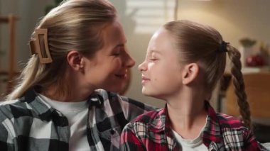 Mutlu Kafkasyalı aile, anne, kadın, bebek bakıcısı, komik, sevimli velayeti olan anne, bebek bakıcısı, çocuk evlat edinme, oturma odasında gülümseyen, tatlı burunlara dokunan tatlı bir bağ.