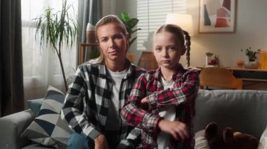 Kafkasyalı aile sorunu üzgün anne kadın anne bebek bakıcısı sevimli velayetten rahatsız olmuş çocuk evlat edinme kavgası sessizliği ve yanlış anlaşılmaları görmezden gelme.